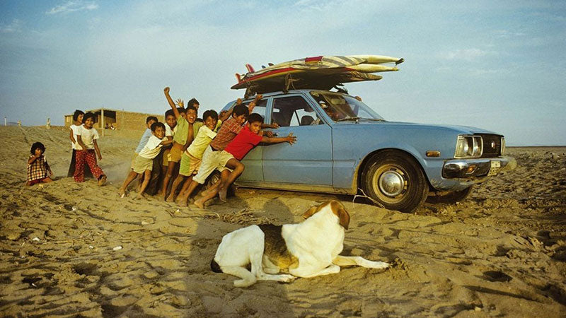1978年のペルー。ロコサーファーのカルロス・ムヒカの車だ。